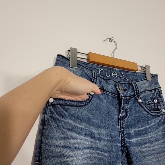 Women's Y2K Rue21 Blue Studded Cropped 3/4 Jeans Gem Pockets Classic Denim 1/2 - Picture 5 of 10